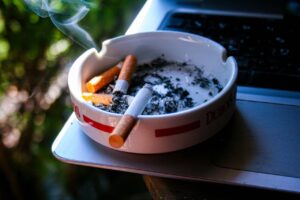 生命保険を喫煙者が利用する際の注意点は？